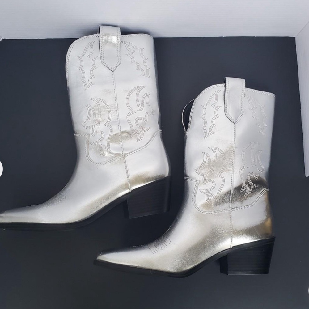 Square toe silver cowboy indi go rd. Boots